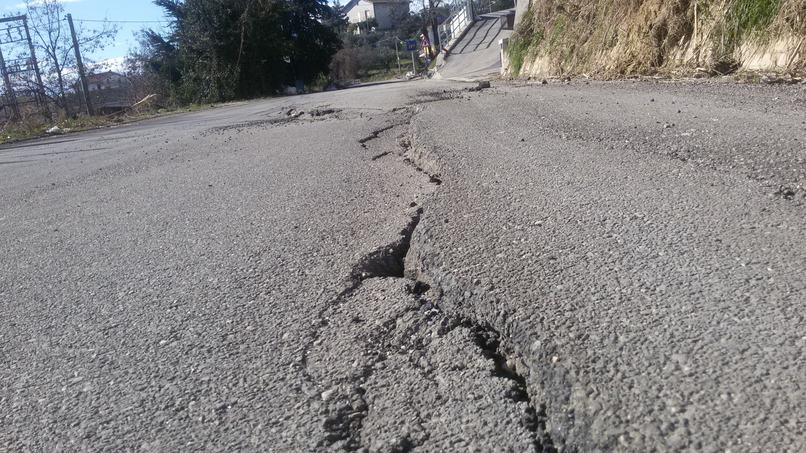Strada Provincia rotta dopo due anni dai lavori di rifacimento – nuove frane a Colle S. Antonio
